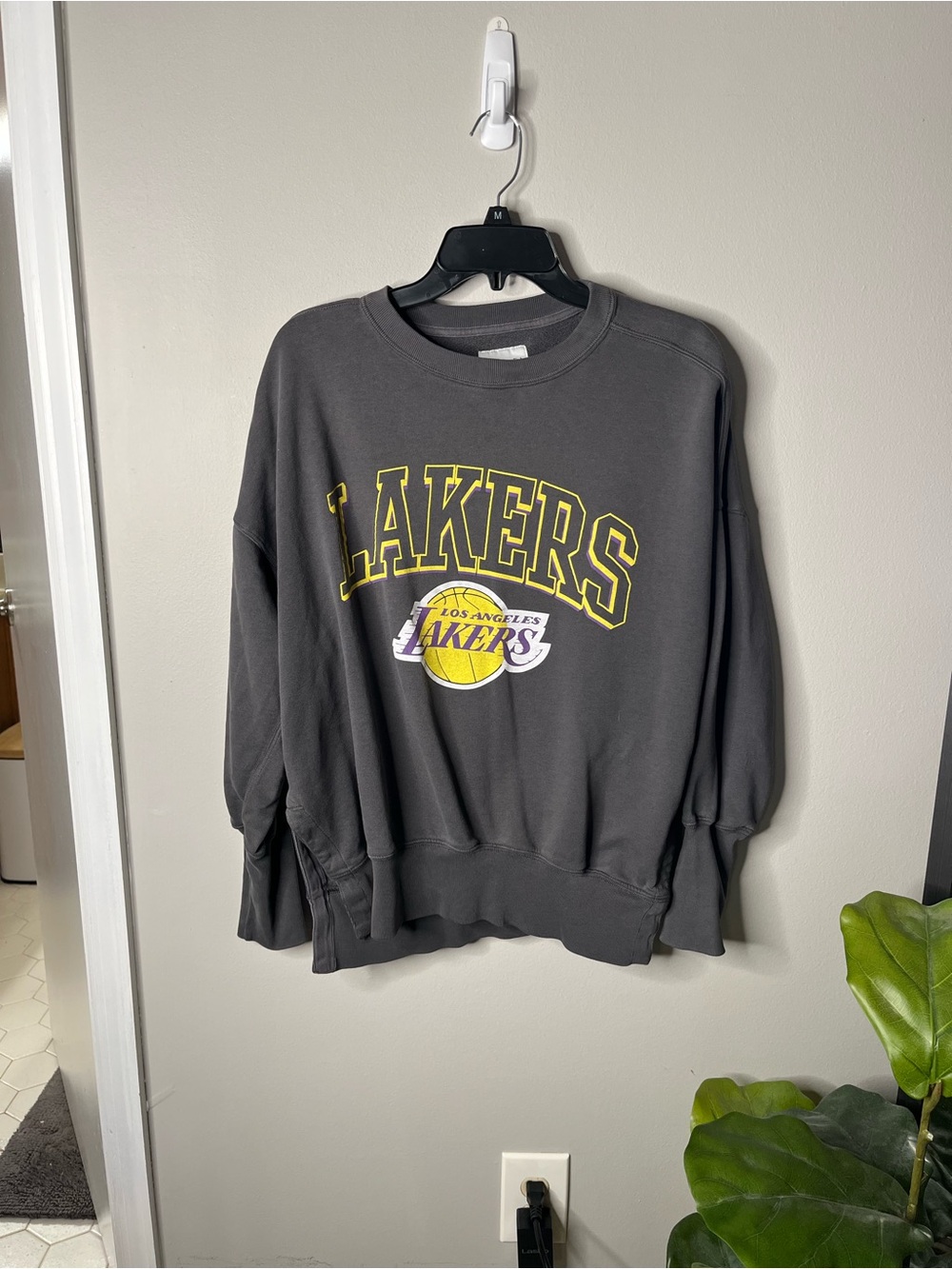 Abercrombie and Fitch Los Angeles Lakers Charcoal Crewneck Sweatshirt size med